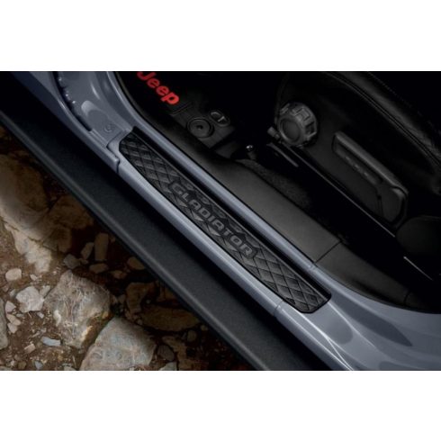 Fekete küszöbléc Jeep Wrangler Gladiator JT 20- Mopar 82215551 Bejárati védőburkolatok fekete színben 20-as Jeep Gladiator JT-hez