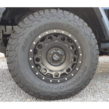   1 gumiabroncs és alumínium felni KMC 8,5 x 17 fekete KM529 Holeshot Jeep Wrangler JL | Gladiátor JT 285/70R17 BFG gumikkal