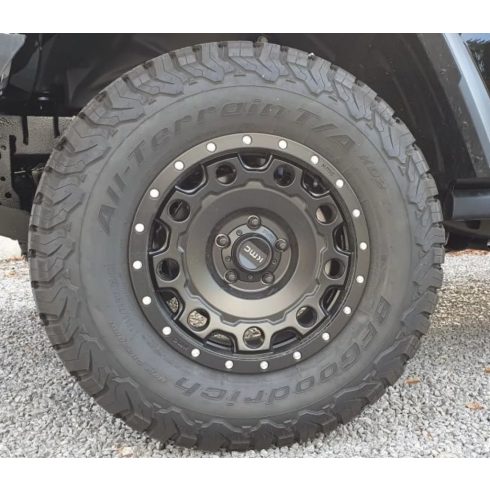 1 gumiabroncs és alumínium felni KMC 8,5 x 17 fekete KM529 Holeshot Jeep Wrangler JL | Gladiátor JT 285/70R17 BFG gumikkal