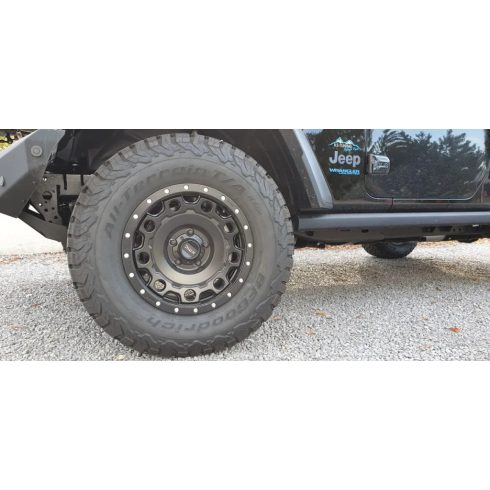 1 gumiabroncs és alumínium felni KMC 8,5 x 17 fekete KM529 Holeshot Jeep Wrangler JL | Gladiátor JT 315/70R17 BFG KO2 gumikkal