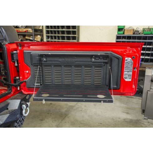 Összecsukható asztal csomagtérajtóhoz fekete Jeep Wrangler JL 18- DV8 Offroad TTJL-01 Összecsukható nyomvonal asztal 18- Jeep Wrangler JL-hez