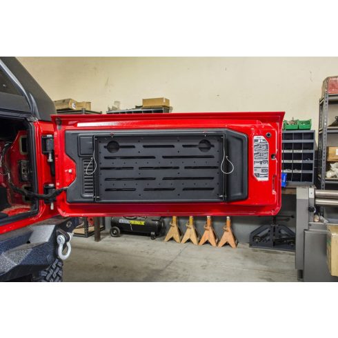Összecsukható asztal csomagtérajtóhoz fekete Jeep Wrangler JL 18- DV8 Offroad TTJL-01 Összecsukható nyomvonal asztal 18- Jeep Wrangler JL-hez